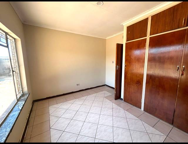 4 BEDROOM HOUSE TO LET IN VANDERBIJLPARK CE 3